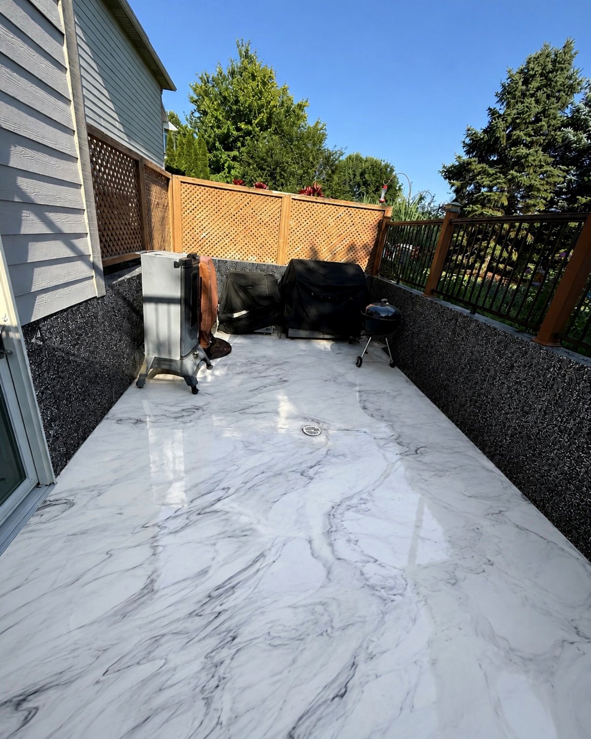 White and gray marble-effect metallic epoxy coating on an outdoor patio